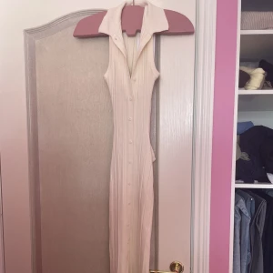 Bershka klänning - Jättefin och oanvänd klänning med öppen rygg från bershka som inte längre säljs. Säljer då den aldrig kom till användning! Fin till vardag men även finare tillfällen. Xs men passar S-M oxå då den är väldigt stretchig. Skriv för fler bilder.