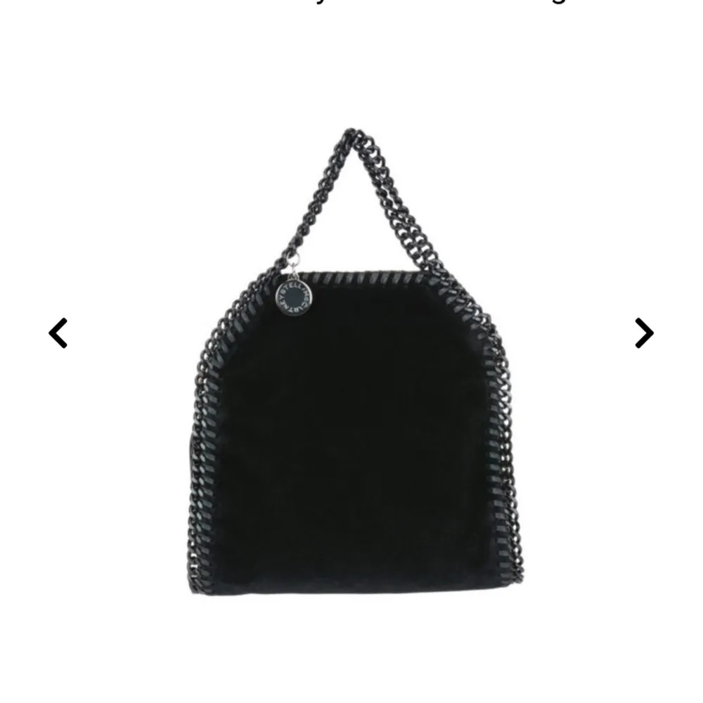 Säljer nu min superfina och unik Stella Mccartney väska då den inte längre kommer till användning. Den är i superfint skick. Dustbag finns. Pris går att diskutera:). Väskor.