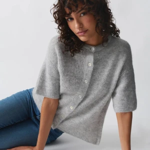 Stickad kofta - Säljer denna så fina kortärmade stickade kofta från Gina som är helt slutsåld och mkt eftertraktad🥰💞Den är aldrig använd med lapparna kvar💕