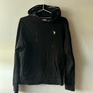 Ralph lauren tjocktröja - Svart tjocktröja från Ralph lauren. Storlek M men sitter som S/XS. 