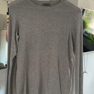 Tröja - Vanlig långärmad tröja som aldrig kommer till användning. Är i storlek M men passar xs också 