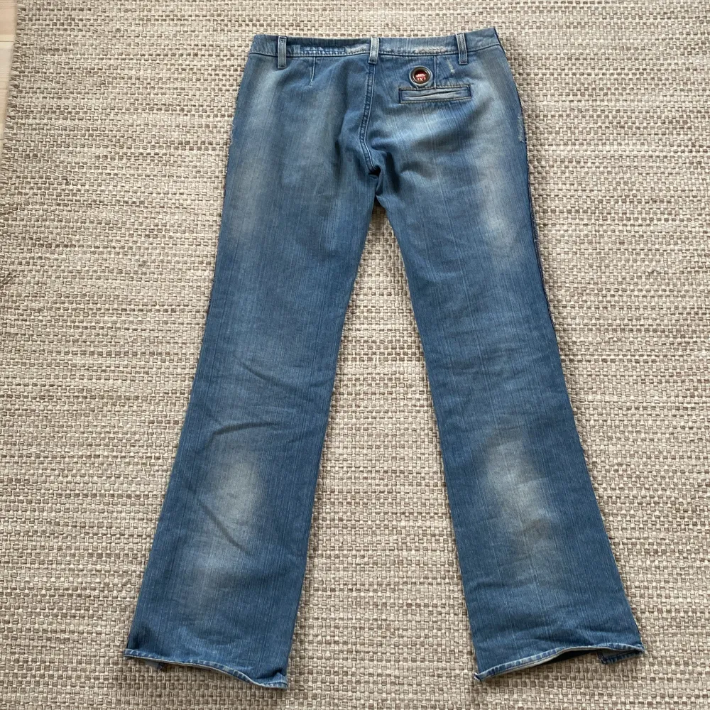 Säljer dessa jeans då jag köpte dem secondhand men som tyvärr inte passar. Dem är i jättebra skick och jättesnygga!!💗 Hör bara av er om ni undrar något💕💕. Jeans & Byxor.