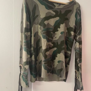 Camouflage mönstrad tröja  - Tröja med camouflage mönster från International Concepts i M Jätte mjuk och bra skick!