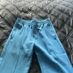 Weekday byxor - Weekday byxor, strl M, blå. Aldrig använda. Nypris 500