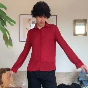 FESTSKJORTA - Den absolut finaste festskjorta som finns<3 Lätt glimrande. Säljer eftersom den är för liten på mig numera :( Uppskattar den till en storlek small. Jag är 173 cm för referens. 