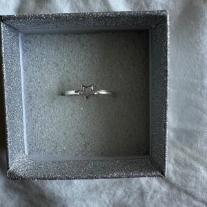 Ring - Säljer en jätte fin ring som har två olika motiv på varderasida!! Säljer då jag inte är en silver tjej💕 ringen är i rostfritt stål 