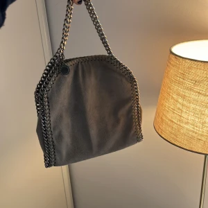 Stella McCartney väska!! - Säljer denna så fina väska, fick den för cirka 1,5 år sedan och har dustbag kvar men dessvärre inte kvitto, den är äkta. Inga synliga defekter, kontakta för intresse!!💗💗