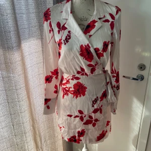 Klänning  - Supersnygg klänning från GinaTricot i stl 34. 100% polyester.