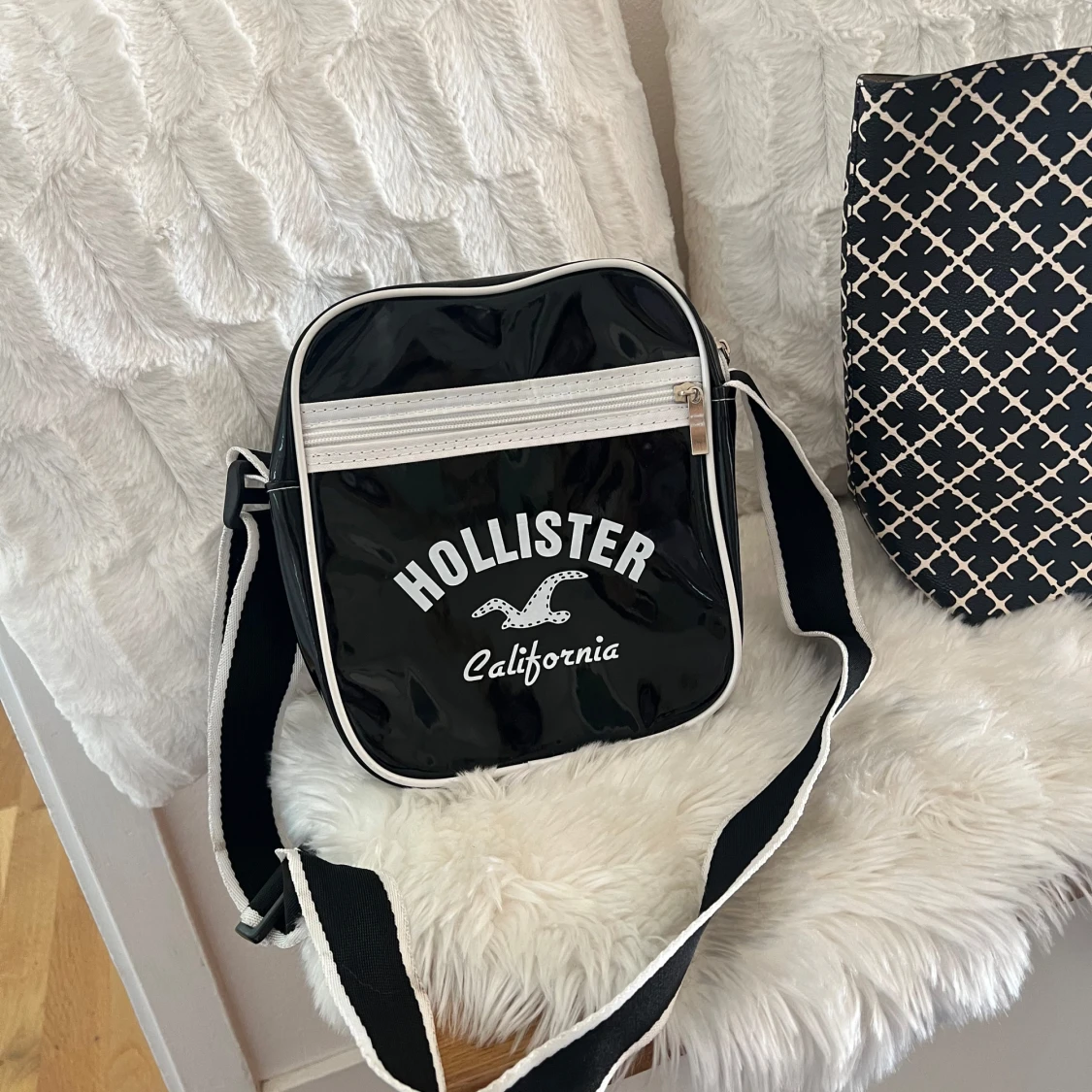 Svart axelväska från Hollister