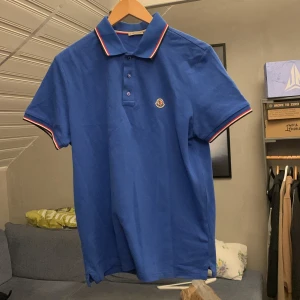 Moncler polo tröja! - Storlek m  Äkta Skriv om de finns fler frågor
