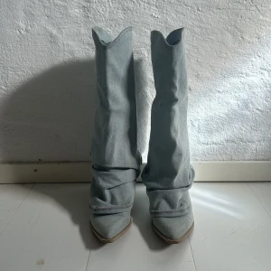 Boots  - Jätte snygga jeans stövlar. Dem är i väldogt bra skick bara smutsiga under till inga difekter. 