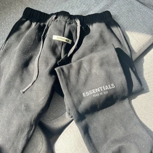 Byxor  - Säljer mina ESSENTIALS byxor har inte ens använt dom, köpte fel storlek dom är för små för mig så vill bara dom ska försvinna eftersom dom tar bara plats, dom är M men sitter som xs 