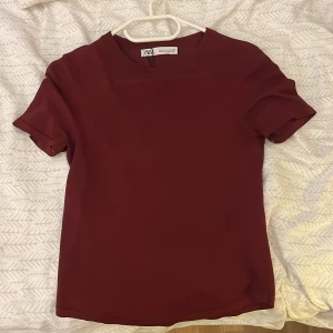 Vinröd tröja  - Jättefin tröja från zara, knappt använd. Skriv för fler bilder💕
