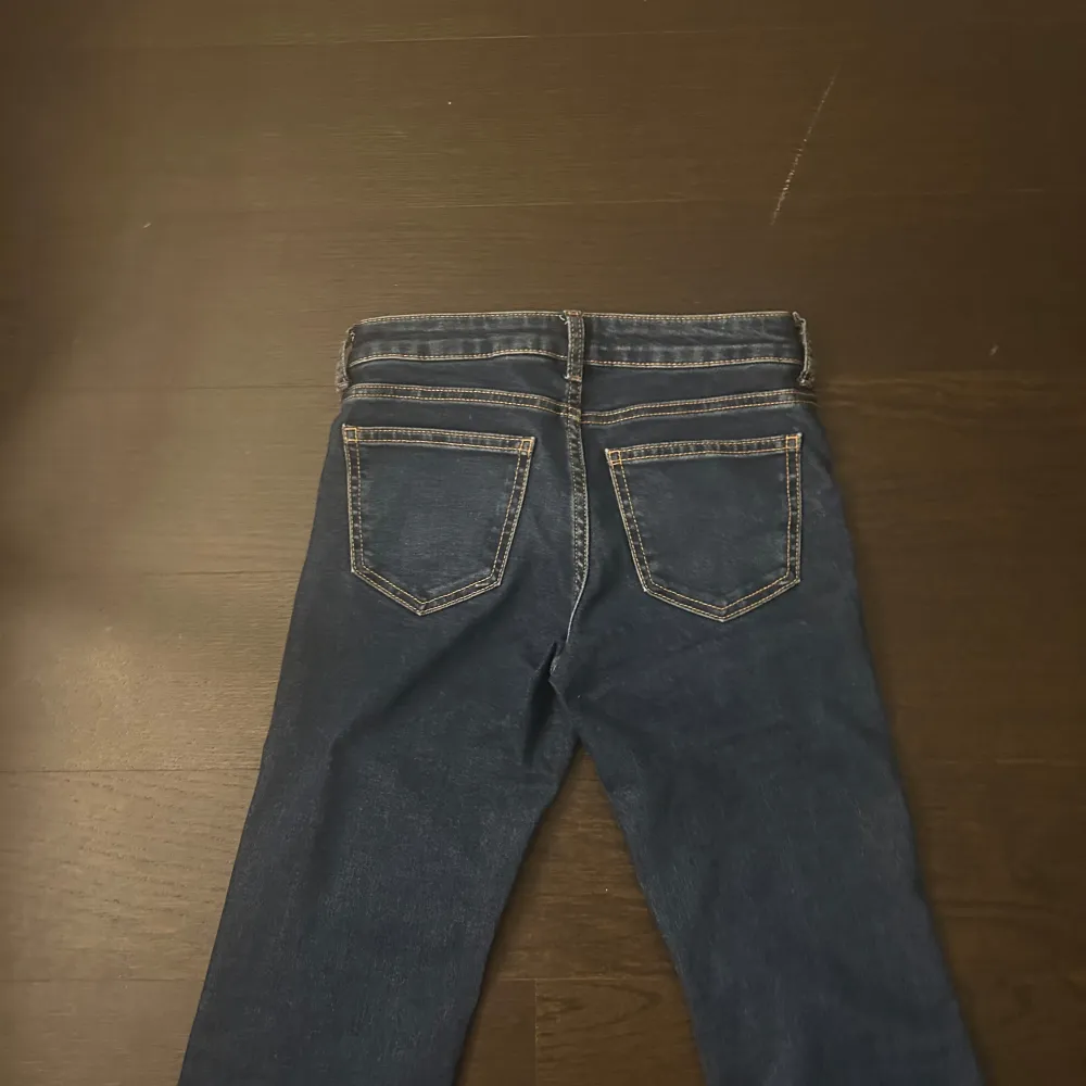 Mörkblå jeans i storlek 34, för långa för mig som är 165. . Farkut & Housut.
