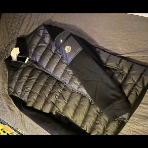 Moncler cardigan storlek L - Hejsan säljer min moncler cardigan som har använt bara två gånger. Möts bara gbg 