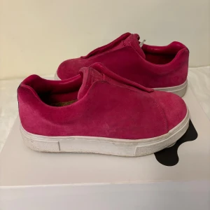 Snygga Eytys doja, Margera - Säljer mina super fina skor från Eytys, i modellen Doja och färgen Margenta. Använd max tre gånger, därav i super fint skick. De är lite smutisiga längst vita sulan, men det går lätt att torka bort💗skriv för fler bilder eller frågor 