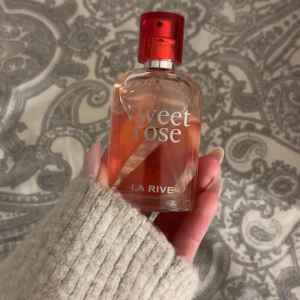 Parfym - En 30 milliliters parfym från La Rive, den är oanvänd men doft av ros. Säljer för ett bra pris. En parfym som är perfekt att ha i väskan💕