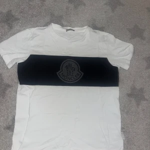 Moncler t-shirt - Säljer en Moncler t-shirt som är i väldigt fint skick nästan som ny nypris 3000kr  