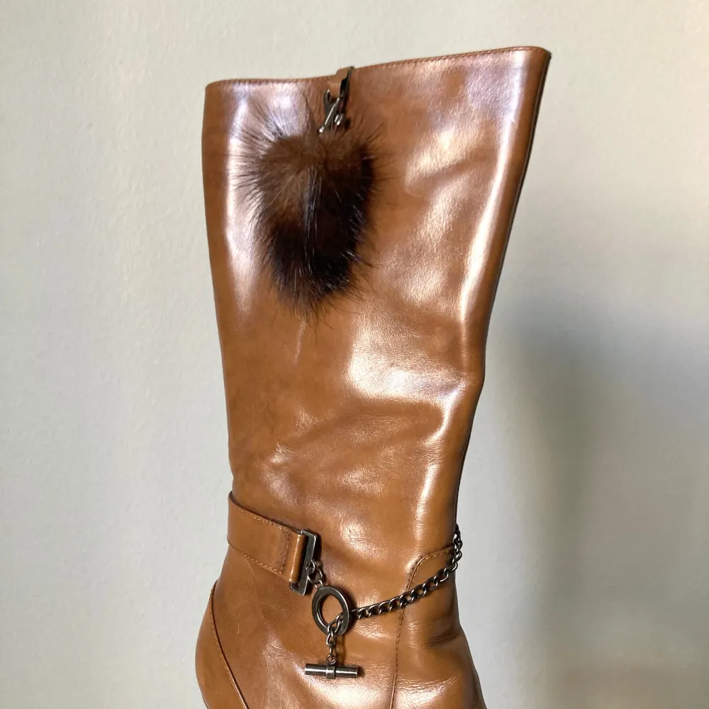 • Brown genuine leather heel boots with metallic chain and fur pendant detail  • SIZE - EU 37 / US 7 / UK 5 • BRAND - Dorkan. Skor.