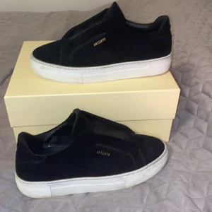 Axel arigatos  - Jag säljer mina arigatos i storlek 39. De är i bra skick och man får med orginal kartong och orginal påse. 