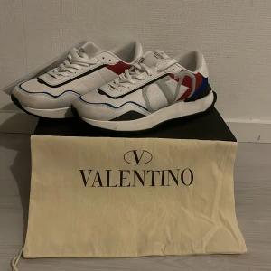 Valentino skor - Det är ett par valentino skor som är mycket snygga passar med dom flesta klädstilar. Säljer dom för att dom inte längre är till användning.    9/10 skick PRIS KAN DISKUTERAS