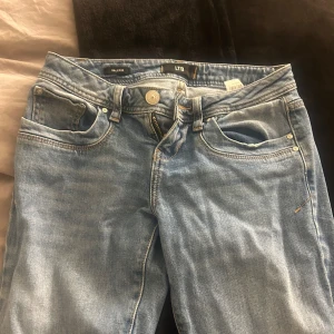 Blå ltb jeans  - Säljer dessa slutsålda ltb jeans, i modellen valerie. Dom är knappts använda och i bra skick.