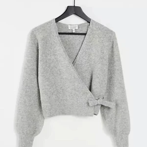 Kofta & other stories  - Superfin kofta som man knyter på sidan som är ifrån & other stories! Den är lite nopprig men annars fint skick💗passar S också!