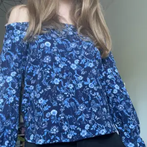 Älskar denna blus, perfekt nu till sensommaren när det ännu är varmt på dagarna💞. Kan stylas med kostymbyxor eller ett par vita broderishorts och en jeans jacka. 