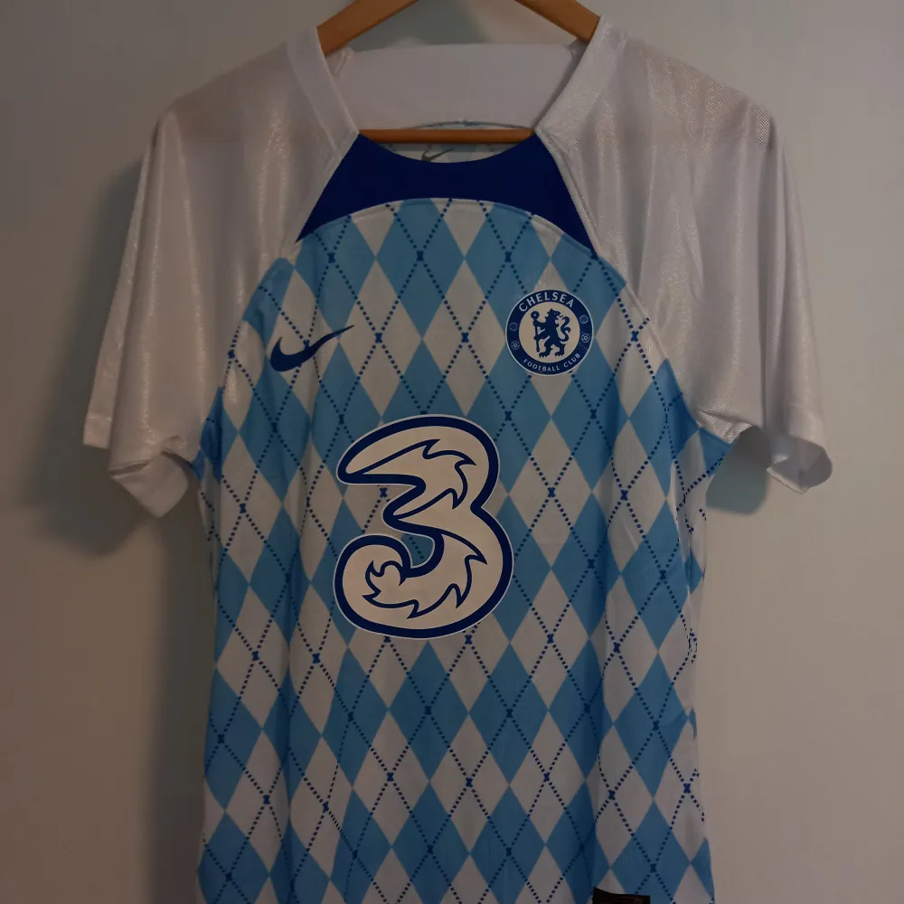 Tjena, säljer nu den hära jättefeta Chelsea tröjan.  Skick:10/10 Storlek: L . Sportswear.