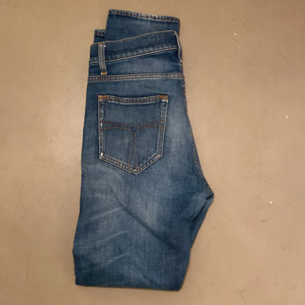 Säljer ett par slimfit Tiger of Sweden jeans i storlek 30/32 Cond:9/10 knappt använda om du undrar något är det bara att skriva . Jeans & Byxor.