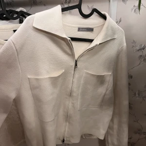 Tröja från Åhléns - Jättefin vit tröja från Åhléns. Använd fåtal gånger!!🤍 