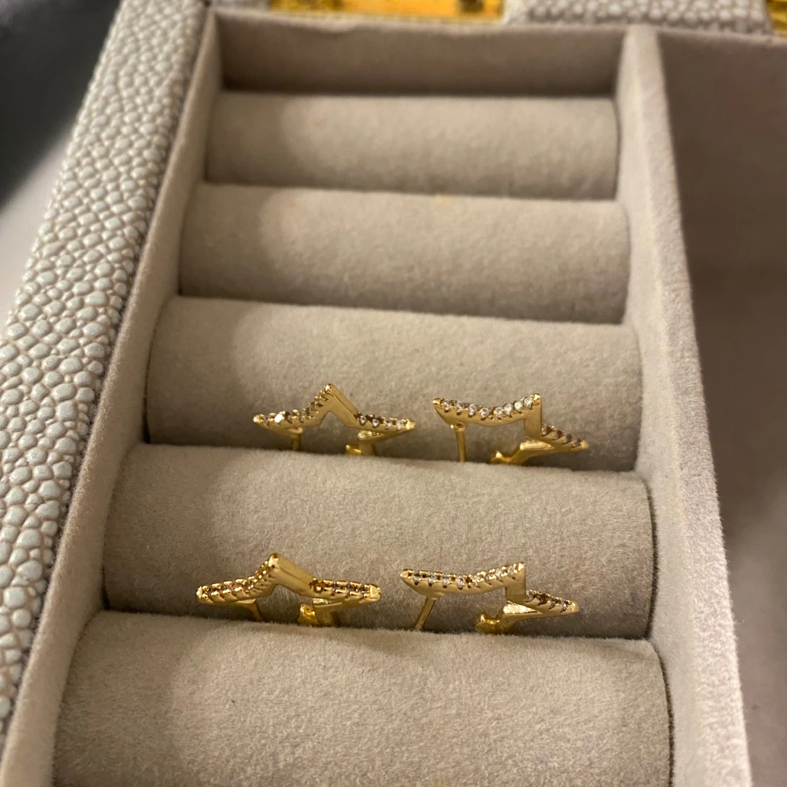 Guldörhängen med stjärndesign - 90