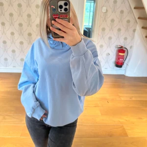 Ljusblå hoodie - En ljusblå hoodie som inte längre kommer till användning💙