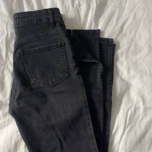 Jeans med liten slits  - Storlek 34, mycket fint skick!