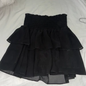 Kjol - Fin stretchig volang kjol 