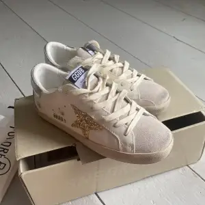 helt nya golden goose som aldrig använts. säljer då de var för små. äktehets bevis medföljer. skriv om ni har frågor eller vill ha fler bilder💗