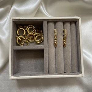 Tiana earrings  - 45 per par 🩷 kika gärna in de andra annonserna som jag lagt ut för liknande smycken🌸