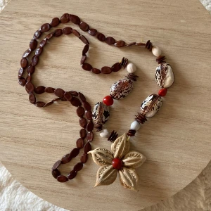 Halsband - Fint halsband! Själva bandet är ca 74 cm, blomman ca 5 cm. Säljer massor av smycken, samfraktar gärna