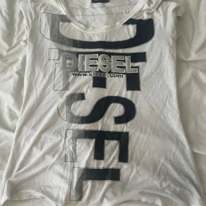 Disel t-shirt - Disel t-shirt/tröja med tryck svart vit och silver detaljer. Säljs då den inte kommer till användning. Två av bokstäverna har lossnat lite 💞