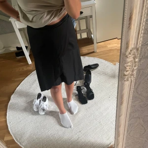 Wrap kjol - Svart ”wrap skirt” från Neo Noir strl 38. Aldrig använd. 