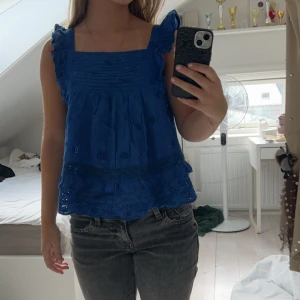 Blå blus - En blå blus från mango som jag inte änvänder längre. Köpt på Plick och använd av mig men har inga synliga defekter  Skriv för fler bilder