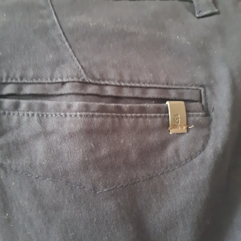 Säljer ett par marinblåa stretch chinos från 157 i storlek small. De är bekväma och stilrena, perfekta för både vardag och lite mer uppklädda tillfällen. Byxorna har en snygg detalj vid bakfickan och är använda endast en gång.. Jeans & Byxor.