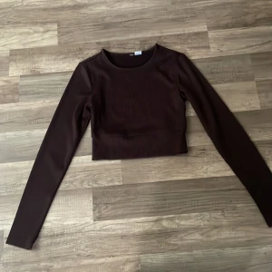 Långärmad tränings tröja  - Säljer den för att den är för liten, Mycket bra skick nästan aldrig använd