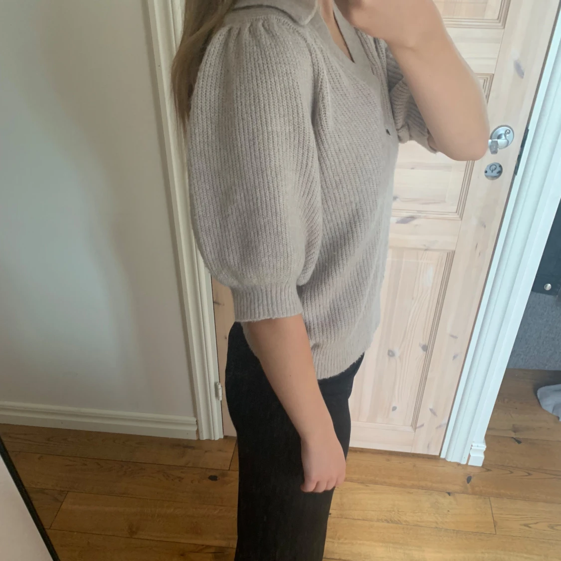 Stickad kofta med puffärmar  - 92