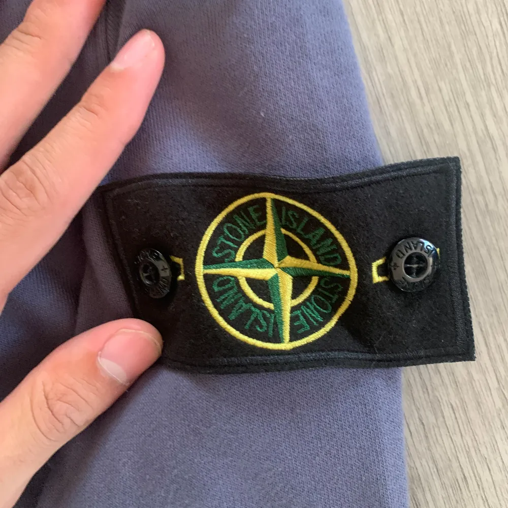 Helt ny äkta stone island tröja  Bredden 50 Höjden 70. Hoodies.