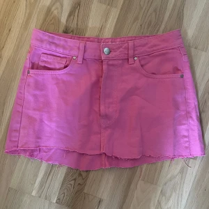 Rosa jeanskjol💕 - Säljer nu min sjukt snygga rosa jeanskjol som tyvärr har blivigt för liten för mig. Lägg bud oxh skriv till mig om du undrar nått💕