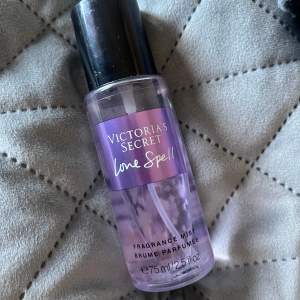 Säljer denna Victoria’s secret body misten i love spell💕använder fåtal gånger! Använder aldrig! Köptes på flygplatsen i Grekland för 120kr 