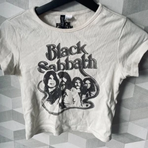 Vit t-shirt - Kommer ej till användning längre, den sitter som en strl S och är i fint skick