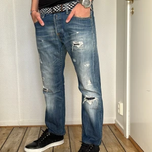 Replay Waitom jeans  - Waitoms med riktigt feta slitningar och super skick (9/10). Modellen är 180cm lång och bär oftast L32. Hör av dig vid funderingar och pris kan diskuteras vid snabb affär! Mvh Malte!