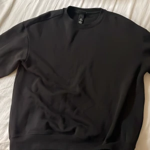 H&M tröja - Svart H&M tröja i storleken M aldrig använd förut 